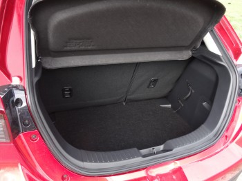 Der Mazda2 bietet hinter den Rücksitzen Platz für 280 Liter Gepäck. Foto: Petra Grünendahl.