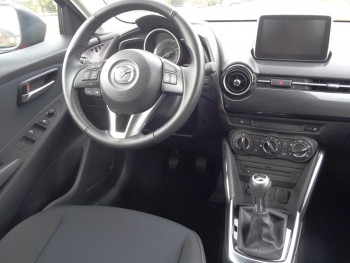 Mazda2: Materiaqualität und Verarbeitung sind sehr ordentlich, das Cockpit übersichtlich gestaltet. Foto: Petra Grünendahl.